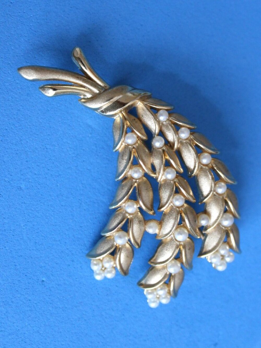 1950-60-S CROWN TRIFARI SIGNED VNG GOLD-TONE WHEAT LEAVES AND FAUX PEARL BROOCH